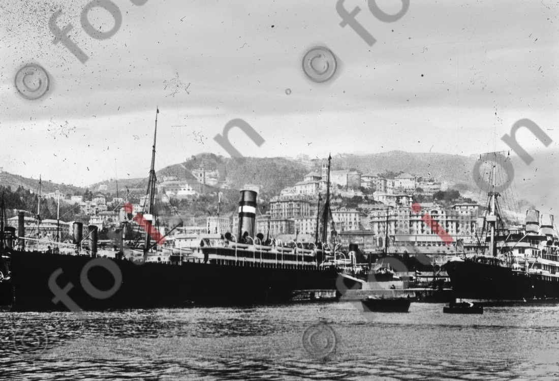Im Hafen von Genua | In the port of Genoa - Foto foticon-simon-149a-003-sw.jpg | foticon.de - Bilddatenbank für Motive aus Geschichte und Kultur